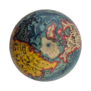 Op de afbeelding: Een vintage-stijl wereldbol met een gedetailleerde kaart van de wereld. De wereldbol heeft een blauwe oceaan, gele continenten en rode en beige landmassa's. De wereldbol is bolvormig en lijkt gemaakt van een papierachtig materiaal.
