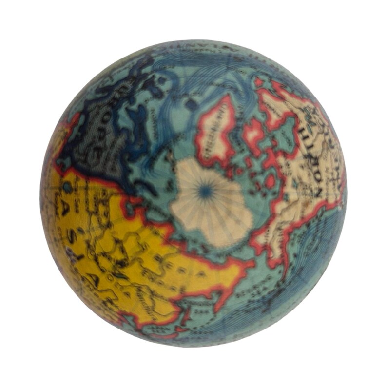 Op de afbeelding: Een vintage-stijl wereldbol met een gedetailleerde kaart van de wereld. De wereldbol heeft een blauwe oceaan, gele continenten en rode en beige landmassa's. De wereldbol is bolvormig en lijkt gemaakt van een papierachtig materiaal.