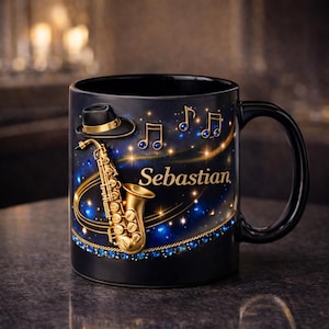 Może przedstawiać: Czarny ceramiczny kubek z złotym saksofonem, nutami muzycznymi i wzorem kapelusza. Kubek ma imię "Sebastian" w złotym kolorze, na niebieskim gwieździstym tle i niebieskiej ozdobnej obwódce.