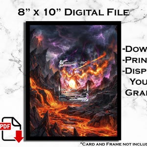 Könnte beinhalten: Eine 20,32 cm x 25,4 cm große digitale Datei mit der Illustration einer Charizard VMAX-Sammelkarte vor einer vulkanischen Landschaft mit fließender Lava, dunklen Bergen und violetten Blitzen. Der Text umfasst 8" x 10" DIGITAL FILE, DOWNLOAD, PRINT, DISPLAY YOUR GRAILS und ein PDF-Symbol.