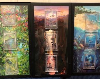 Conjunto com 3 cartas = 151 cartas iniciais Big Trio - Moldura com arte para conectar 3 cartas - Estojos magnéticos com proteção UV inclusos - 40,6 x 20,3 cm - Exiba suas cartas raras