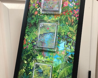 151 Grass Starter - Moldura para Arte com 3 Cartas Conectáveis - Estojos magnéticos com proteção UV inclusos - 16 x 8 - Exiba suas Cartas Raras