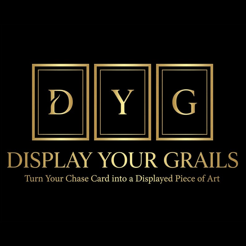 K&ouml;nnte beinhalten: Ein schwarzes Logo mit drei gold umrandeten rechteckigen Rahmen, die die Buchstaben D, Y und G in Gold enthalten. Darunter steht der Text DISPLAY YOUR GRAILS in Gold, gefolgt von dem Slogan Turn Your Chase Card into a Displayed Piece of Art.