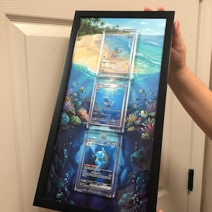 151 Water Starter - Marco de ilustraciones para conectar 3 tarjetas - Estuches UV magnéticos incluidos - 16 x 8 - Muestra tus Grails