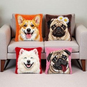 Puede incluir: Cuatro cojines decorativos con retratos de perros. Los cojines presentan un Corgi, un Carlino con margaritas, un Samoyedo sonriente y un Carlino con la lengua fuera. Cada cojín tiene un fondo de color diferente.