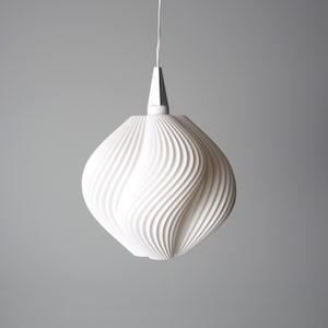 Può includere: Una lampada a sospensione bianca con un caratteristico design a spirale. La lampada ha una forma bulbosa e un cavo bianco. La lampada è sospesa su uno sfondo grigio.