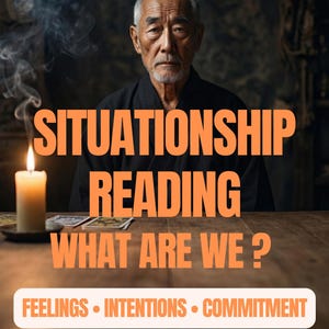 Op de afbeelding: Een ouder persoon met grijs haar en een baard in zwarte kleding zit achter een houten tafel. Een brandende kaars met rook en tarotkaarten zijn aanwezig. De tekst luidt: SITUATIONSHIP READING WHAT ARE WE? FEELINGS • INTENTIONS • COMMITMENT.