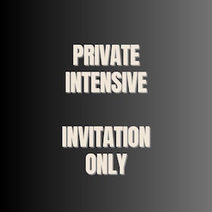 Puede incluir: Un fondo degradado negro y gris con las palabras "PRIVATE INTENSIVE" apiladas encima de "INVITATION ONLY" en una fuente en negrita de color blanquecino. El texto está centrado, creando un diseño simple y directo.