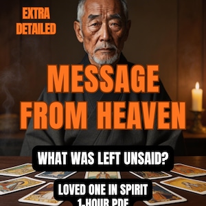 Puede incluir: Una persona mayor con cabello gris y barba vistiendo una túnica oscura, detrás de una mesa con cartas de tarot. El texto dice: EXTRA DETAILED, MESSAGE FROM HEAVEN, WHAT WAS LEFT UNSAID?, LOVED ONE IN SPIRIT, 1-HOUR PDF. Incluye una vela encendida.