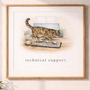 Puede incluir: Impresión en acuarela enmarcada en madera que muestra un gato atigrado sobre un teclado. Una taza y lápices están sobre el escritorio. El texto "technical support" está impreso debajo.