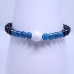 Pulsera de obsidiana negra, howlita blanca y cristal de apatita