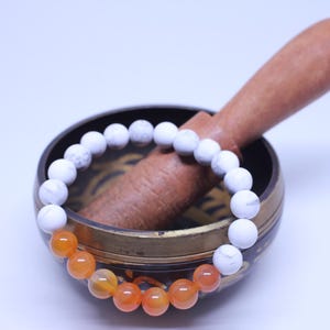 Witte edelsteenarmband howliet en carneoolkristal | voor Valentijnsdag
