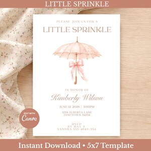 Peut inclure: Carte d'invitation blanche avec le texte "LITTLE SPRINKLE" en haut. La carte présente une illustration à l'aquarelle d'un parapluie rose avec un nœud. L'invitation est pour Kimberly Wilson, avec la date du 12 juin 2026, et un modèle 5x7.
