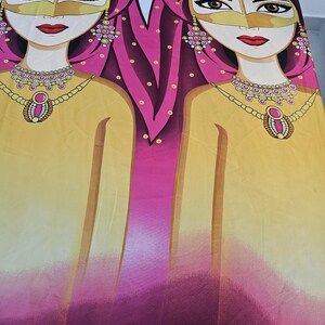 Może przedstawiać: Dekoracyjny materiał tekstylny z symetrycznym wzorem dwóch kobiet w tradycyjnych strojach. Grafika przedstawia gradient kolorów od żółtego do różowego, ze szczegółowymi rysami twarzy, biżuterią i nakryciami głowy. Ogólny motyw jest kulturowy i artystyczny.