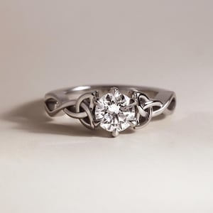 Verlobungsring mit rundem, im Labor gezüchtetem Diamanten (1 Karat), keltischer Knoten-Solitärring aus 14-karätigem Weißgold, Ehering mit gedrehtem Unendlichkeitssymbol – das perfekte Geschenk für Sie
