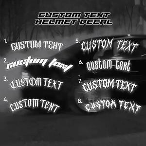 Könnte beinhalten: Schwarz-Weiß-Bild mit acht verschiedenen "CUSTOM TEXT" Helmaufkleber-Designs. Der Text wird in verschiedenen Schriftarten und Stilen angezeigt, mit einem Auto im Hintergrund. Die Worte "CUSTOM TEXT HELMET DECAL" stehen oben.