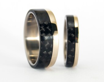 Titanium and 18k yellow gold wedding rings set with twill carbon fiber. Black and gold flat matching wedding bands (00520_7N5N)