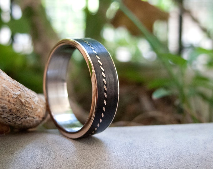 18K Yellow Gold Carbon Fiber Wedding Band - Titanium Inner. (44704_7N)