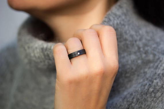 Women's carbon fiber wedding ring deals