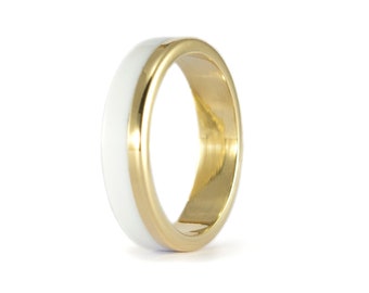 Yellow gold 18K ring with a white corian band. Flat wedding band. Gold and white engagement ring (00411_4N)