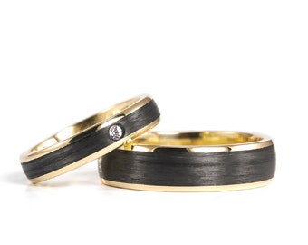 Yellow 18K gold wedding ring set with matte carbon fiber band. Black rounded matching wedding bands with Swarovski crystal (04710_4S1_6N)