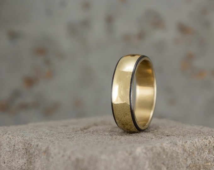 18K Gold Wedding Band with Matte Carbon Fiber Inlay. (00510_5N)