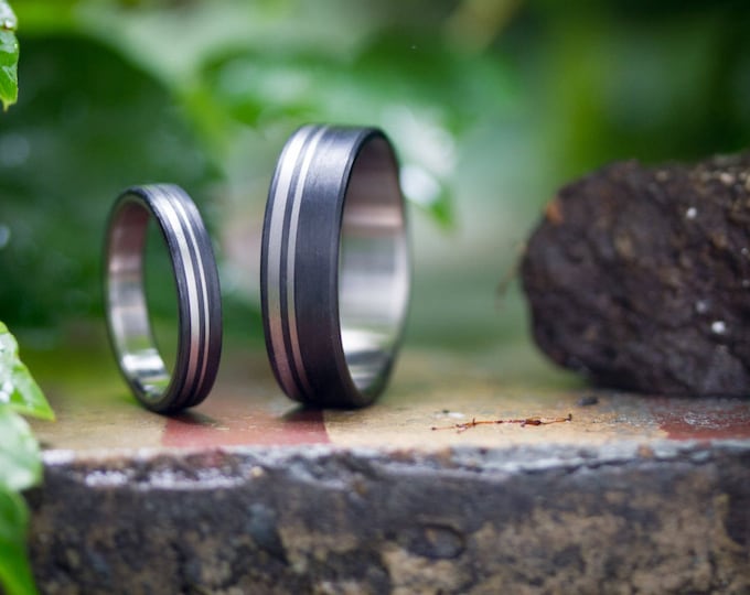 Matte Black Titanium Wedding Bands with Carbon Fiber Inlay. (00314_4N7N)