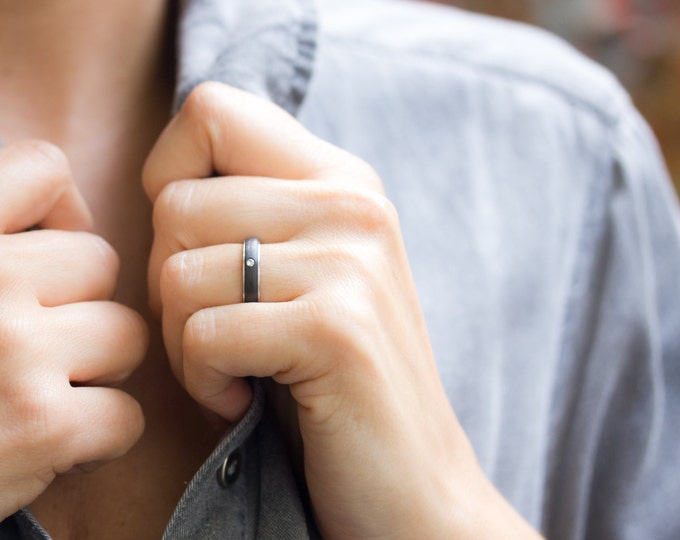 Matte Titanium Ring with Carbon Fiber & Swarovski Crystal. (00305_4S)