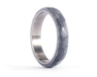 Titanium and silver resin hammered ring for her. Silver gray womens wedding band. Polished and hammered engagement ring (01303_4N)