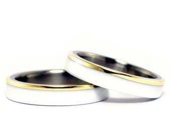 Corian and 18ct yellow gold wedding rings set. (00624_4N4N)