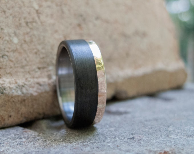 Titanium Carbon Fiber Ring with 18K Yellow Gold Inlay. (00424_7N)