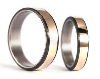 Titanium and yellow gold 18K wedding ring set with carbon fiber inlays. Flat matte matching wedding bands. Black and gold ring (00556_4N6N)