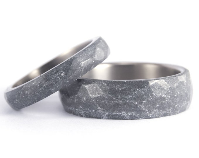 Hammered Carbon Fiber Wedding Ring Set: Silver Gray Resin Bands. (01303_4N7N)