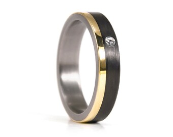 Titanium with carbon fiber and yellow gold 18K ring for her. Black and gold flat women's wedding band with Swarovski crystal (00424_4S1)