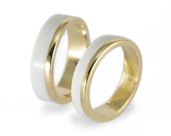 Yellow gold 18ct ring with Corian wedding bands set. Flat white wedding bands. Gold and white engagement rings (00411_4N5N)