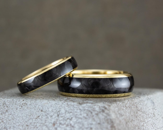 18K Yellow Gold & Carbon Fiber Wedding Ring Set. (04709_4N7N)