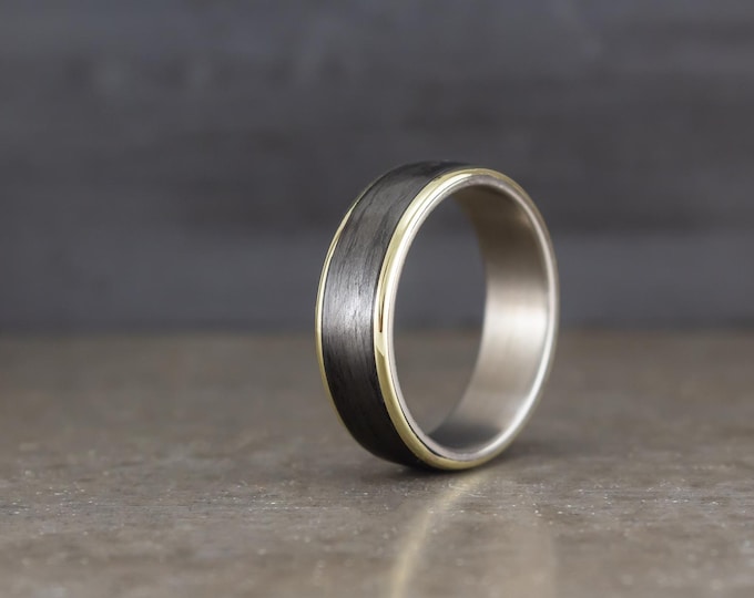 Handmade Titanium Ring, 18ct Yellow Gold with Carbon Fiber. (04900_7N)