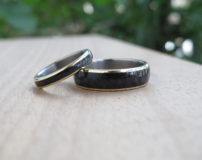 Titanium 18K Gold Wedding Ring Set - Black Carbon Fiber Inlay. (04719_4N6N)