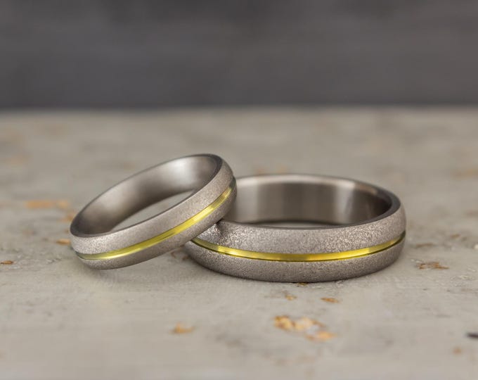 Sandblasted Titanium Wedding Ring Set with Golden Inlay. (00000_4N7N)