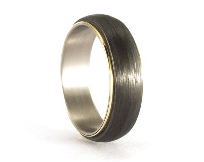 Handmade Titanium Ring with 18K Gold & Carbon Fiber Band. (00422_8N)