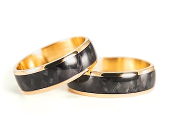 18K yellow gold wedding ring set with polished carbon fiber band. Black and gold rounded matching wedding bands  (04709_7N7N)