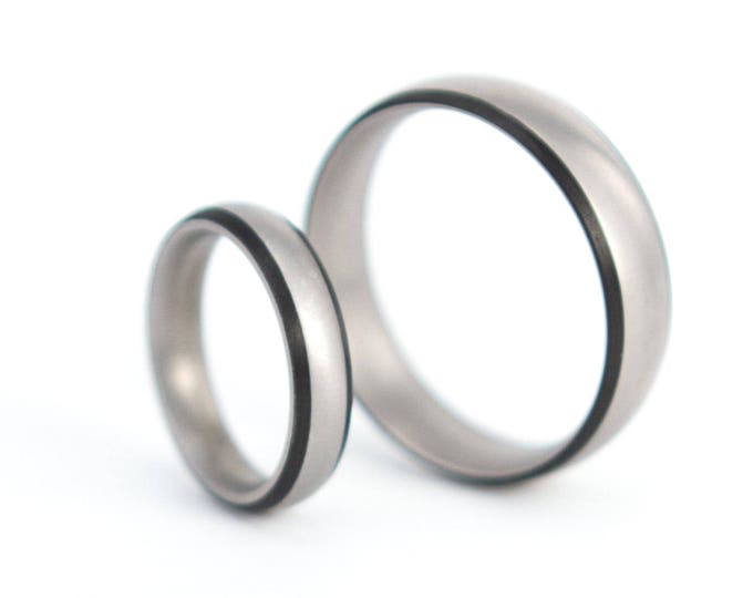 Matte Titanium Wedding Bands with Carbon Fiber Inlay. (00302_4N7N)