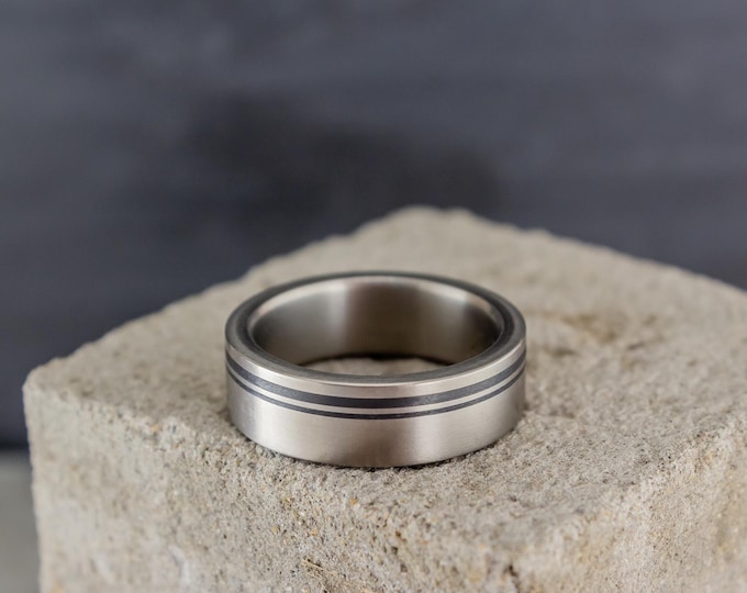 Matte Titanium Women's Ring with Carbon Fiber. (00336_8N)