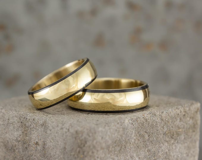 18K Yellow Gold Wedding Ring Set with Matte Carbon Fiber Inlay. (00510_5N5N)