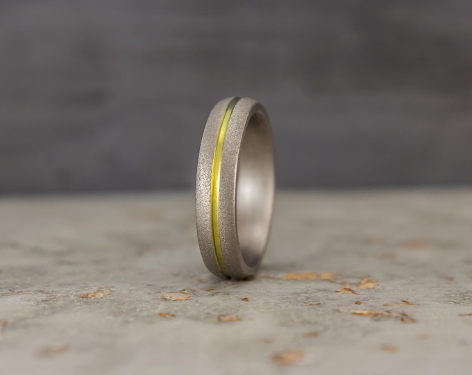 Sandblasted Titanium Wedding Ring with Golden Anodized Inlay. (00000_7N)