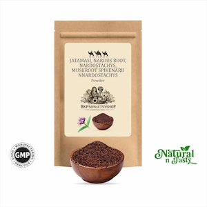 Könnte beinhalten: Ein brauner Papiersack mit einem Etikett mit der Aufschrift: Jatamasi, Narduswurzel, Nardostachys, Muskroot Spikenard und Nnardostachys Powder. Eine Holzschale mit braunem Pulver befindet sich vor dem Beutel. Das Etikett enthält auch eine kleine Illustration und den Text "BKPSONSETSYSHOP".