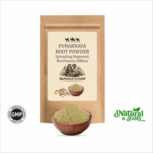 Puede incluir: Una bolsa de papel marrón con una etiqueta que dice "PUNARNAVA ROOT POWDER". Un cuenco de madera contiene polvo verde, y otro cuenco pequeño con polvo está en la etiqueta. Las palabras "Natural n Tasty" están en verde.