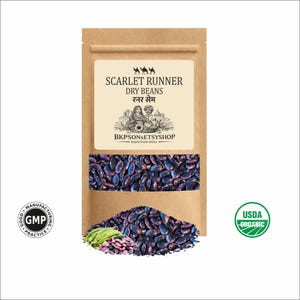 Puede incluir: Una bolsa de papel marrón con frijoles secos Scarlet Runner. La bolsa tiene una etiqueta con texto y una ilustración. Un montón de frijoles y algunas vainas frescas están en la parte inferior. La bolsa también tiene un sello USDA Organic.