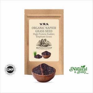 Puede incluir: Una bolsa de papel marrón con la etiqueta "ORGANIC NAPIER GRASS SEED". La etiqueta también incluye el texto "High Protein Fodder, Elephant Grass". Un cuenco de madera lleno de semillas oscuras y un montón más pequeño de semillas.