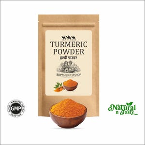 Puede incluir: Una bolsa de papel marrón de cúrcuma en polvo con una etiqueta que dice "Turmeric Powder" en inglés e hindi. Un cuenco de madera lleno de cúrcuma en polvo naranja se encuentra frente a la bolsa. Las palabras "Natural n Tasty" están en verde.